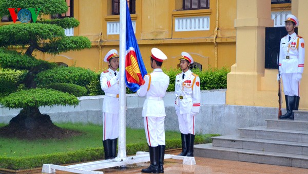 Flag hoisting marks ASEAN’s founding anniversary  - ảnh 1